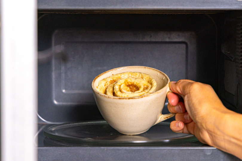 Tasse in die Mikrowelle stellen