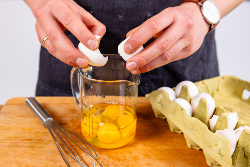 Eier in Messbecher schlagen