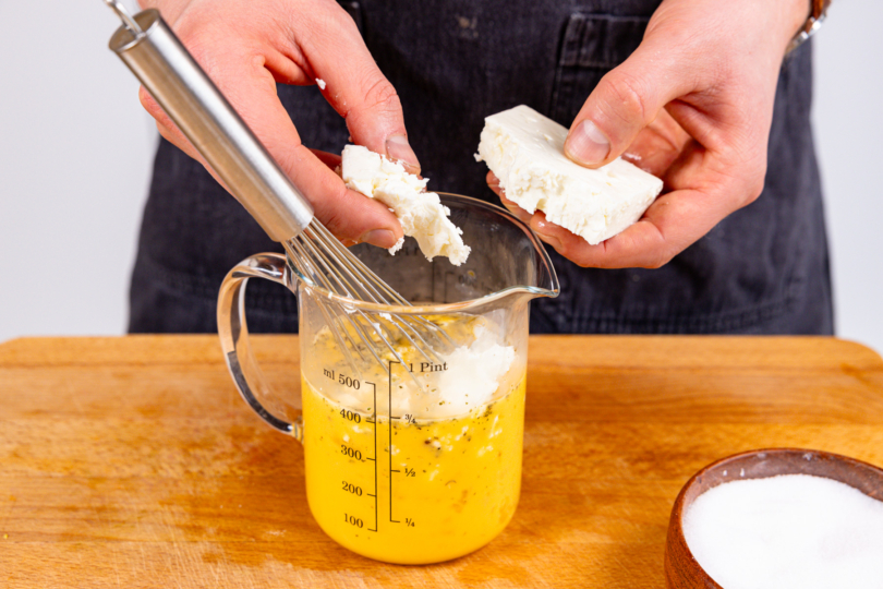 Feta zur Eimasse bröseln