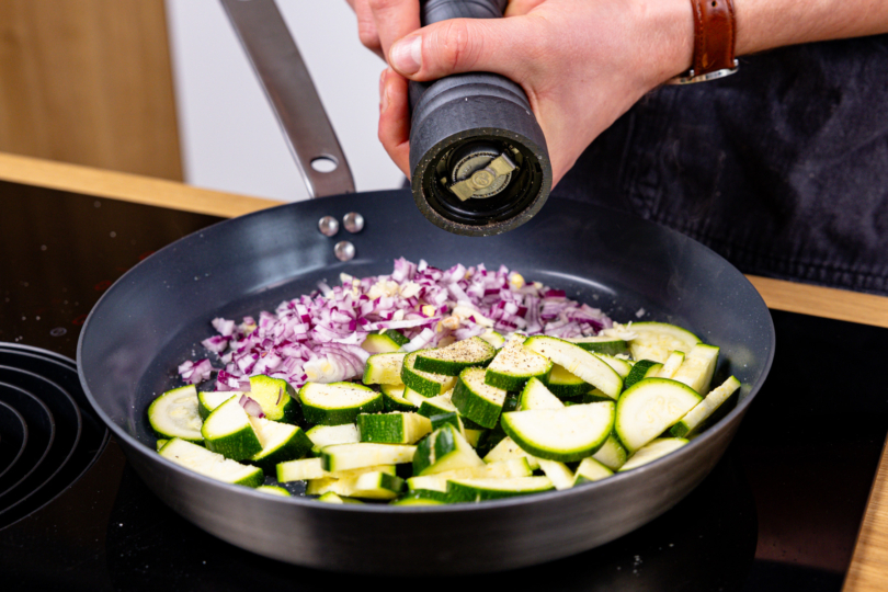 Gemüse in der Bratpfanne anschwitzen