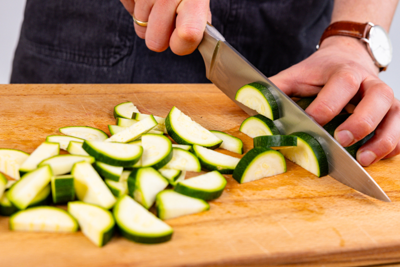 Zucchini in Halbmonde schneiden