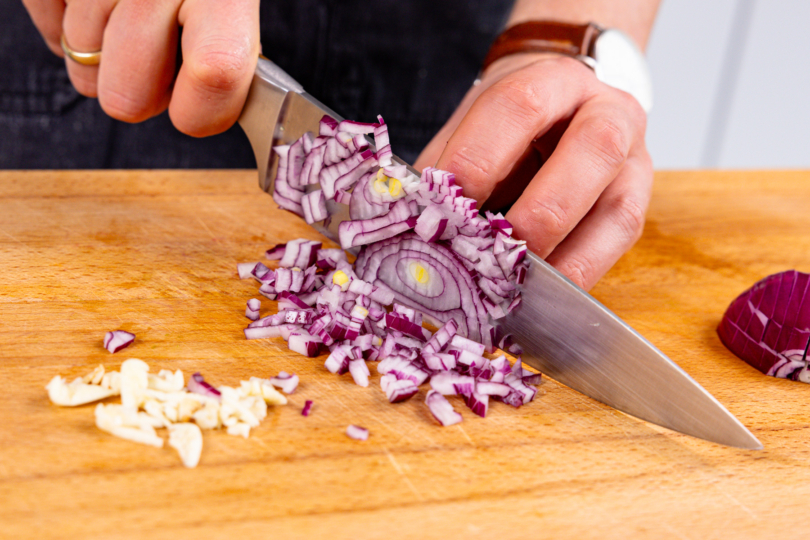 Knoblauch und Zwiebel in Würfel schneiden