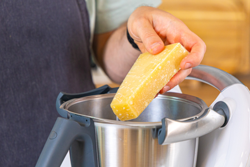 Parmesan in den Topf geben