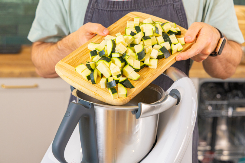 Zucchini in de Topf geben