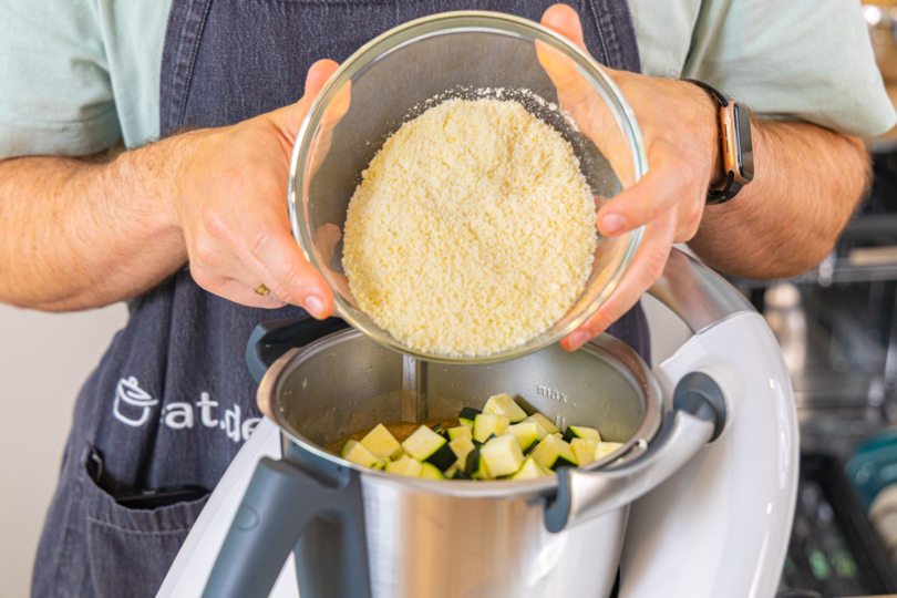 Parmesan in den Topf geben