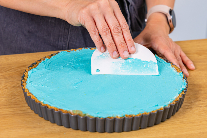 blaue Frischkäsecreme verteilen