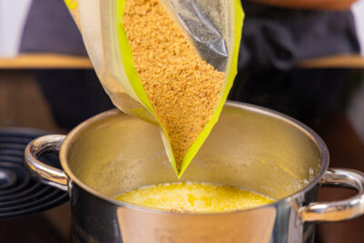 Keksbrösel zu Butter geben