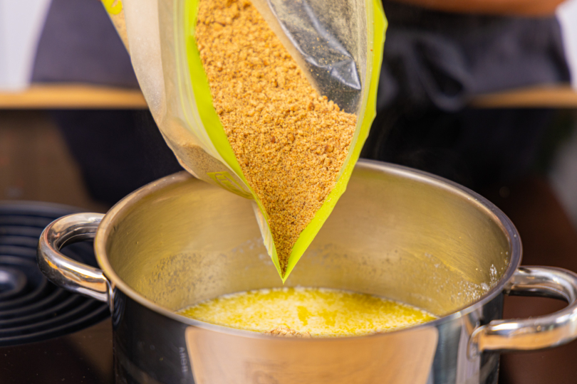 Keksbrösel zu Butter geben