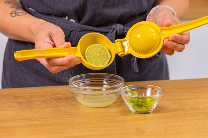 Limette ausdrücken
