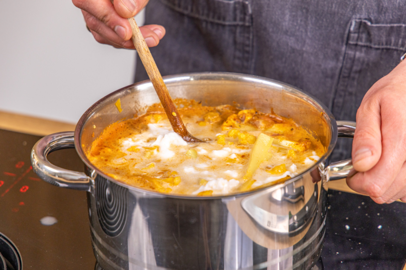 Blumenkohl-Kichererbsen-Curry köcheln lassen