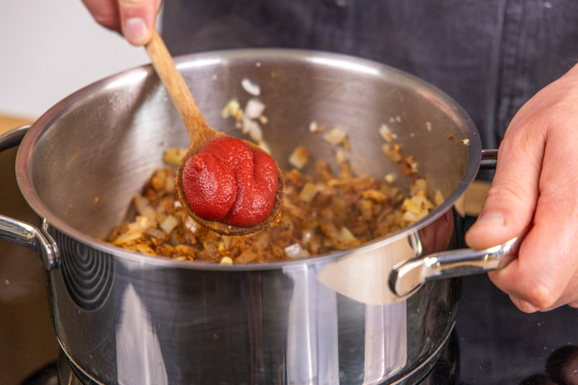 Tomatenmark dazugeben