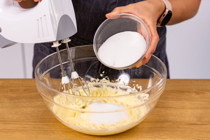 Buter mit Zucker aufschlagen