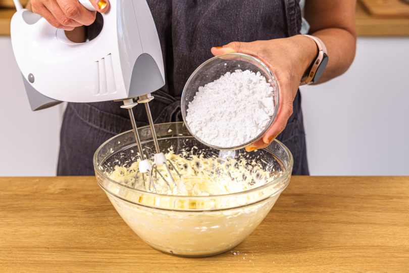 Butter mit Puderzucker zu Buttercreme aufschlagen