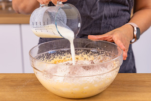 Buttermilch zum Teig geben