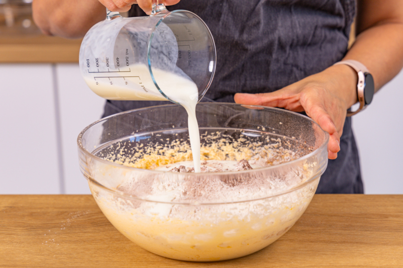 Buttermilch zum Teig geben