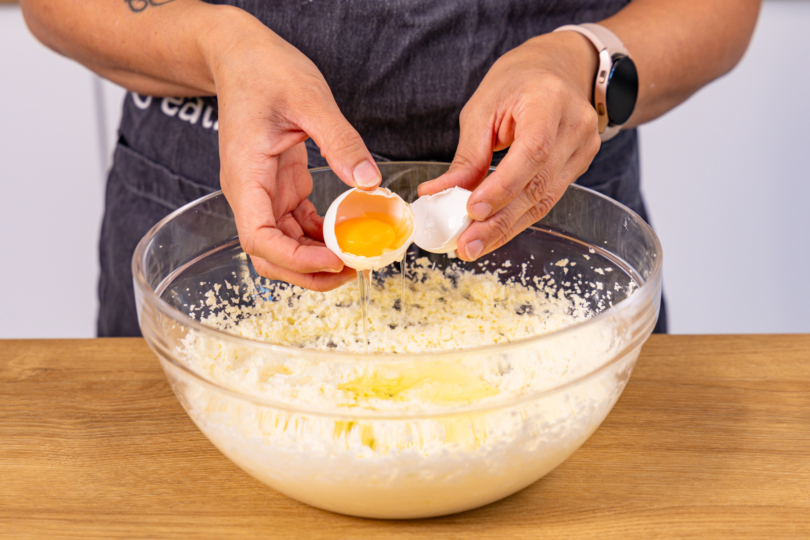 Eier zum Rührteig geben