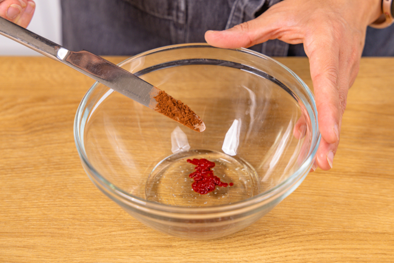 Glucose-Sirup mit Lebensmittelfarbe und Kakao einfärben