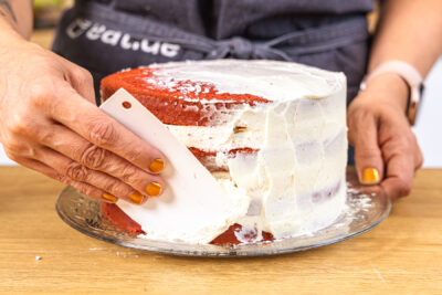 Torte mit Buttercreme einstreichen