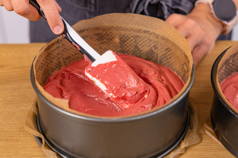 Red-Velvet-Teig in Springform verstreichen
