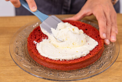 Tortenboden mit Tortencreme bestreichen