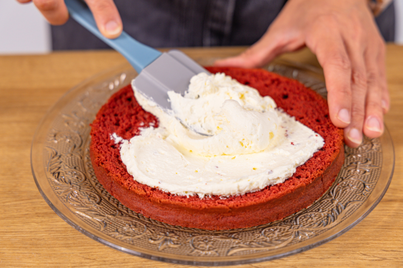 Tortenboden mit Tortencreme bestreichen