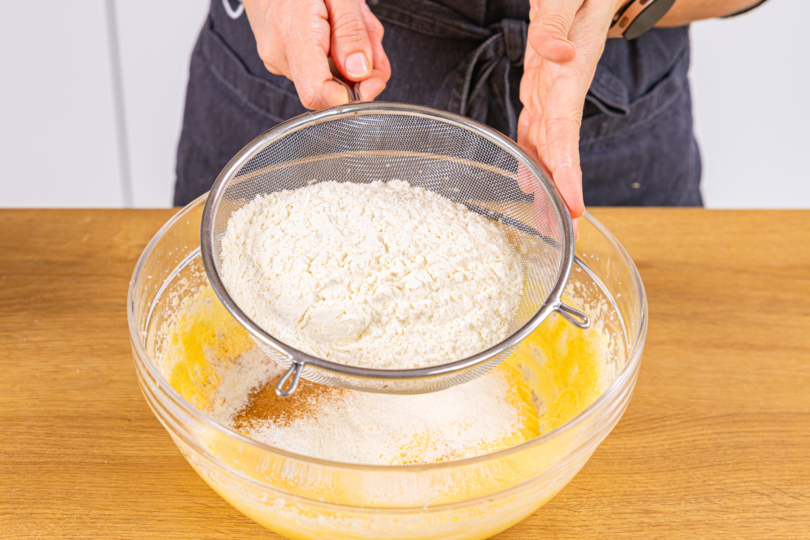 Mehl und Backpulver dazu sieben