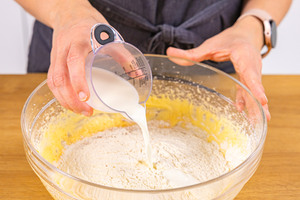 Milch dazu gießen