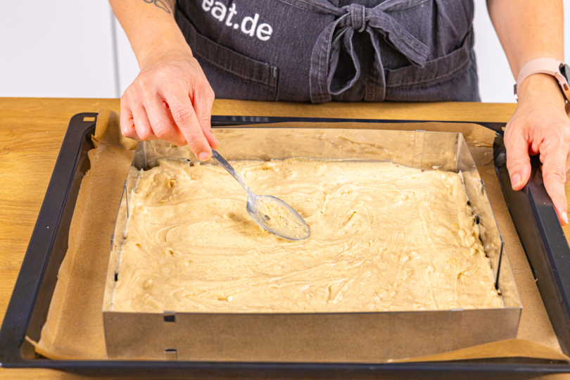 Teig verteilen im Backrahmen