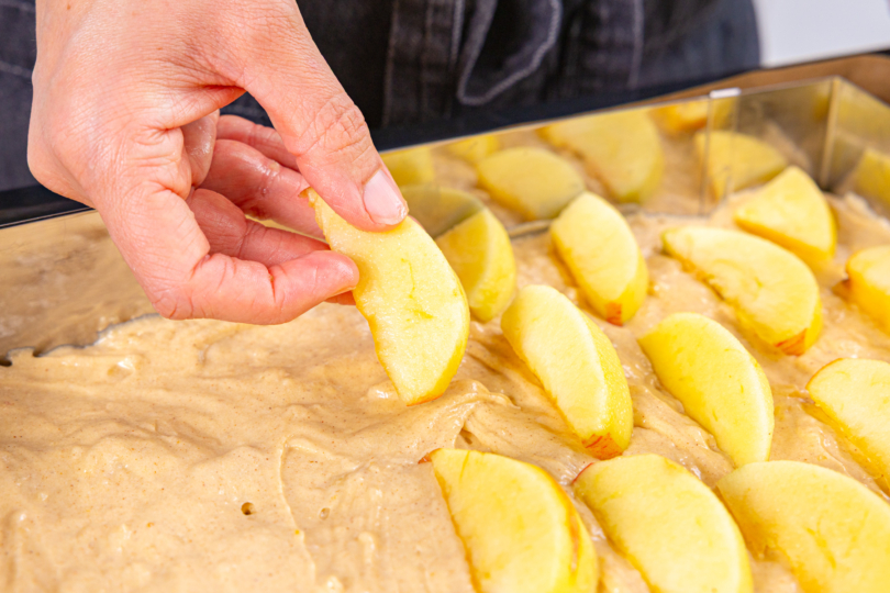 Apfelspalten auf Teig verteilen
