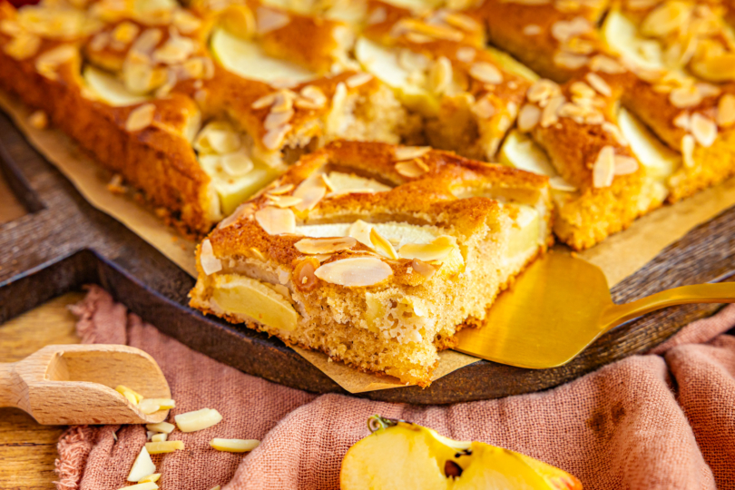 Bratapfelkuchen: Landfrauen-Rezept vom Blech mit Mandeln