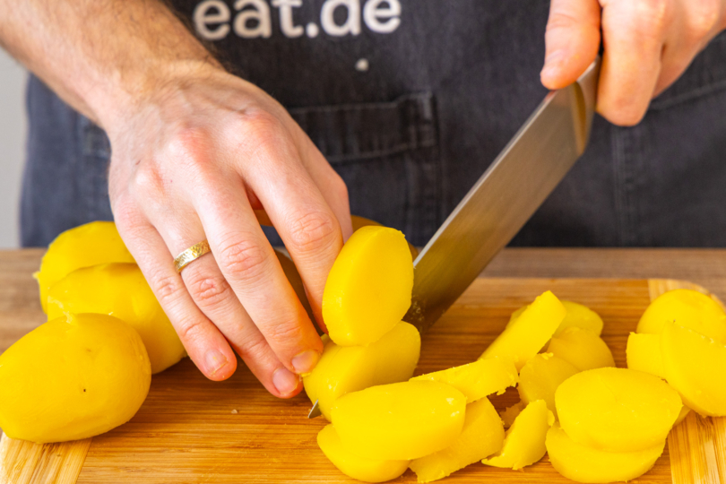 Kartoffeln in Scheiben schneiden