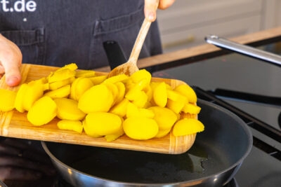 Kartoffeln in die Pfanne geben