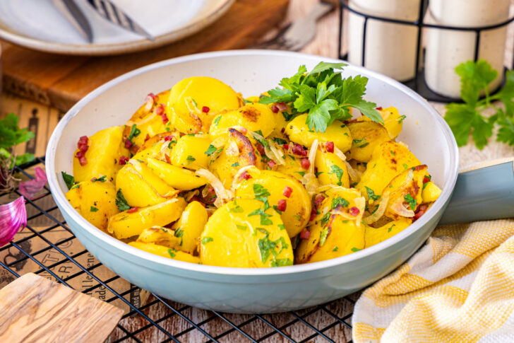 Bratkartoffeln aus Pellkartoffeln mit Zwiebeln und Schinkenwürfel