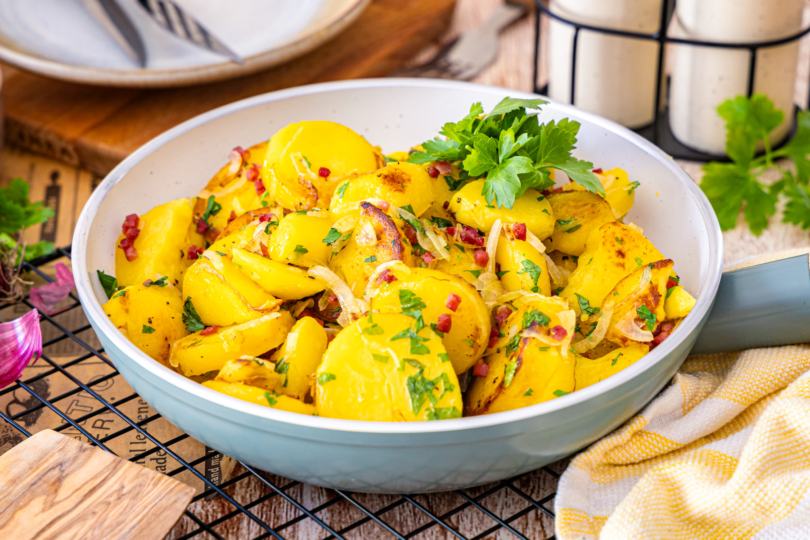 Bratkartoffeln aus Pellkartoffeln mit Zwiebeln und Schinkenwürfel