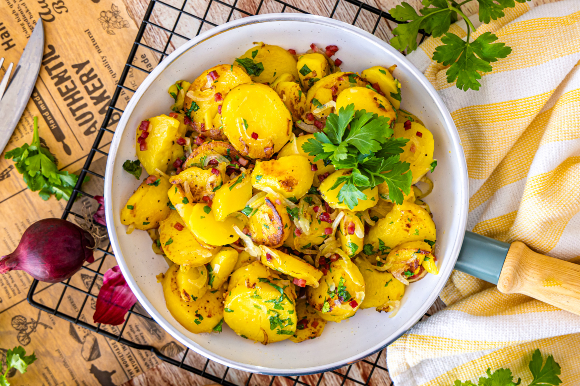 Bratkartoffeln aus Pellkartoffeln frisch aus der Pfanne