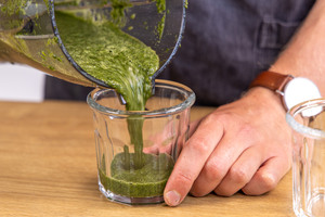 Brennnessel Smoothie abfüllen