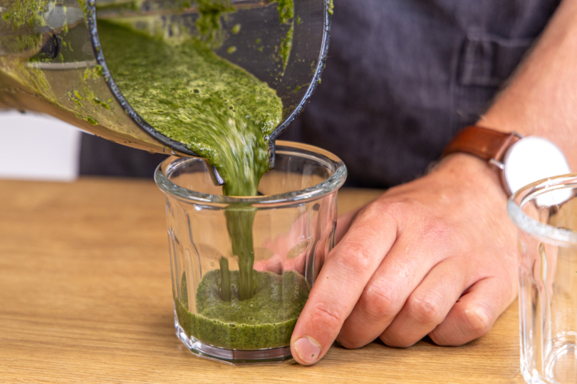 Brennnessel Smoothie abfüllen