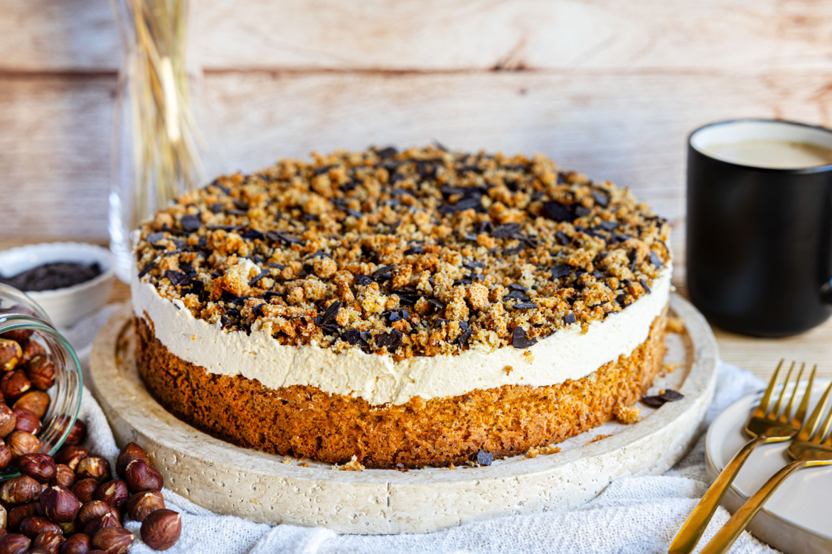 Cappuccino-Krümel-Torte mit Nussboden