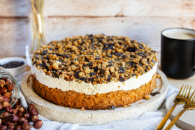 Cappuccino-Krümel-Torte mit Nussboden