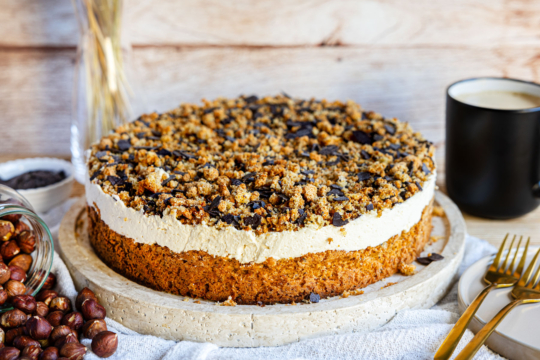Cappuccino-Krümel-Torte mit Nussboden