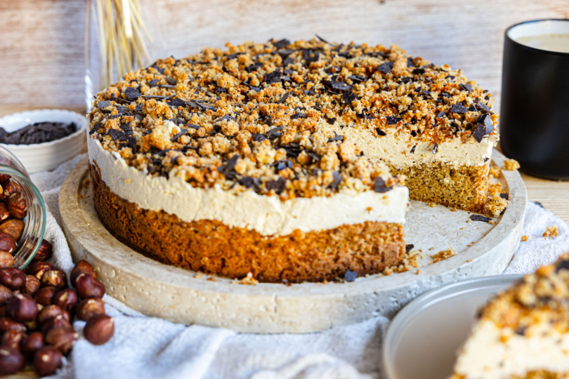 Cappuccino-Krümel-Torte mit Nussboden angeschnitten