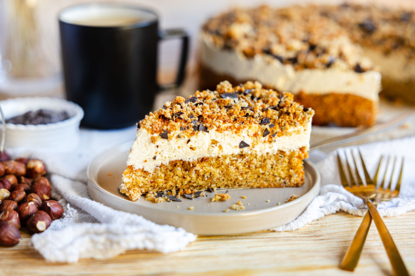Stück Cappuccino-Krümel-Torte mit Nussboden