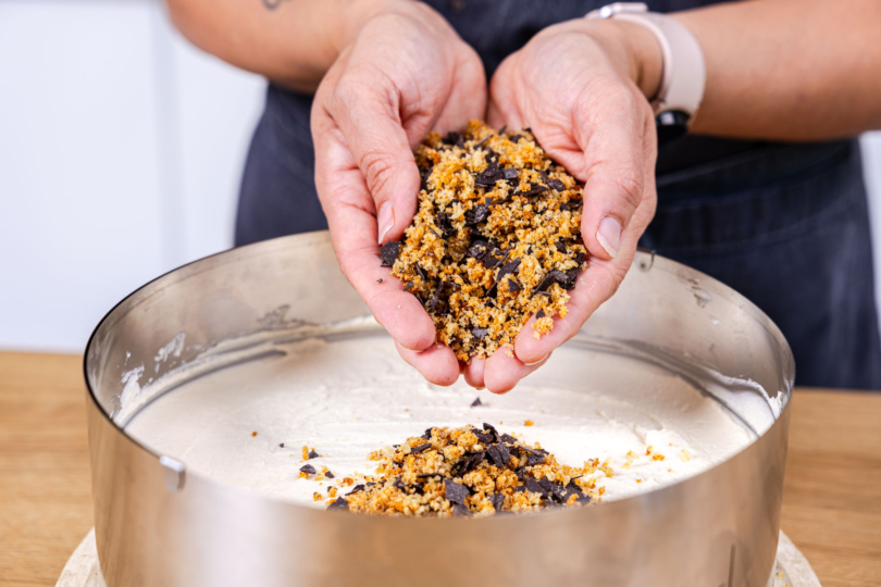 Krümel auf der Creme verteilen