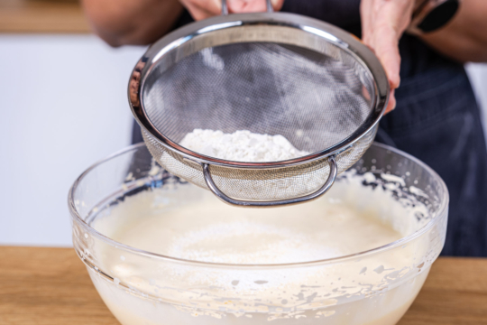 Cappuccino-Krümel-Torte mit Nussboden