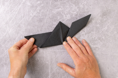 Fledermaus Flügel aus Serviette rechts falten