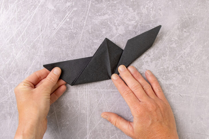 Fledermaus Flügel aus Serviette rechts falten