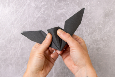 Fledermaus Körper formen aus Servietten