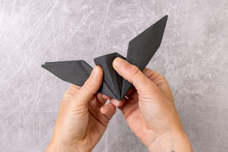 Fledermaus Körper formen aus Servietten