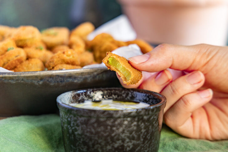 Fried Pickles angebissen