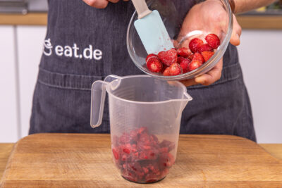 Erdbeeren in den Messbecher geben